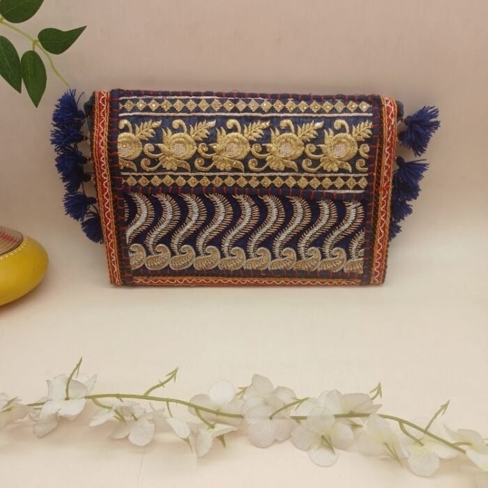 Nomad Nest Sling Bag - Image 2